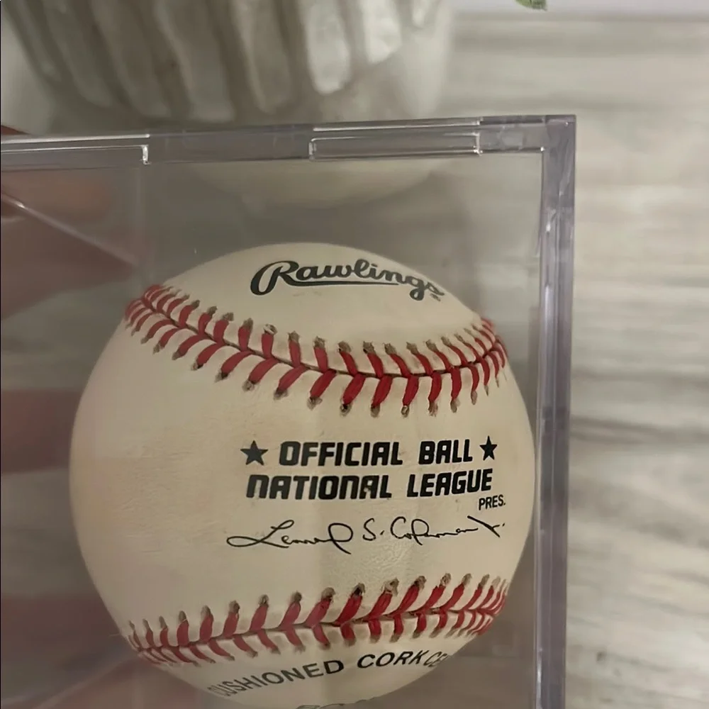 Tommy Lasorda autographed Baseball in case - Picture 3 of 7